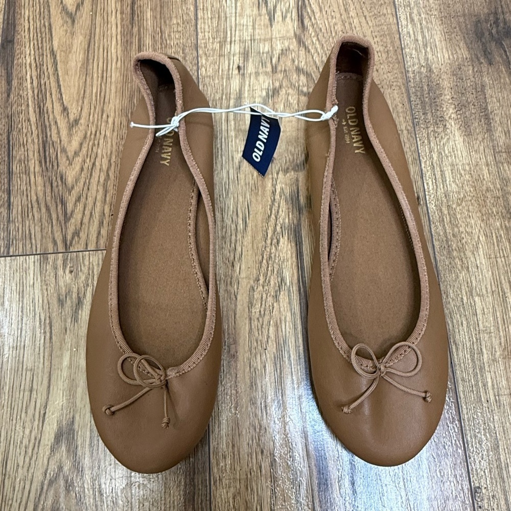 UNWORN OLD NAVY WOMENS TAN BALLET FLATS